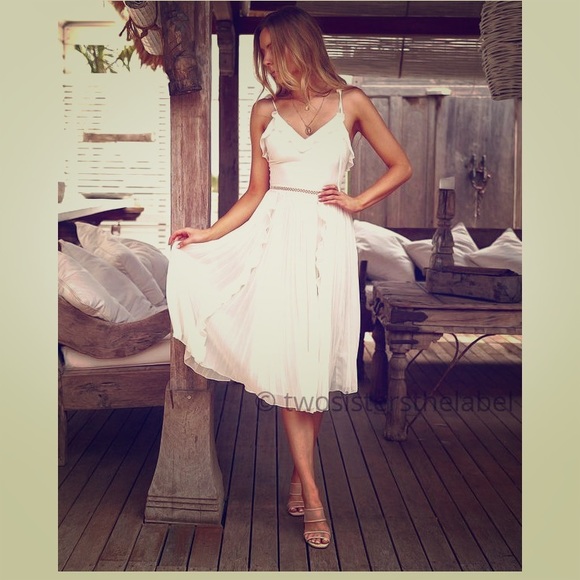 Beautiful White Two Sisters Label BRAND NEW - Picture 1 of 3